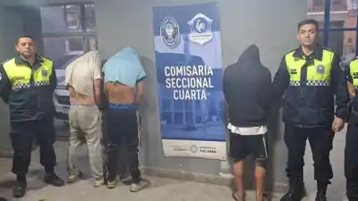 Los sorprendieron en el monte: desarmaban una moto robada y cayeron en plena acción