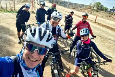 De los 16 a la cordillera: la historia del guía que convierte a Neuquén en un paraíso para ciclistas