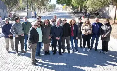 El intendente Sastre dejó habilitado el paso por la nueva calle adoquinada en Puerto Madryn