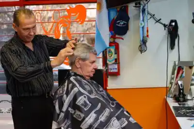 El peluquero de Roca que es veterano de Malvinas y no se detiene ni con un marcapasos