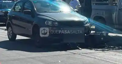 Impactante choque entre un auto y una moto en pleno centro de Salta: ¿qué pasó?