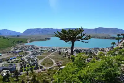 El secreto de Caviahue: así se llega a la Laguna Escondida, el espejo de agua que emerge entre la nieve