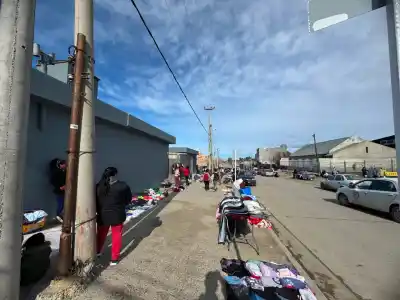 La feria que crece en Comodoro: familias enteras cambian ropa por comida para sobrevivir