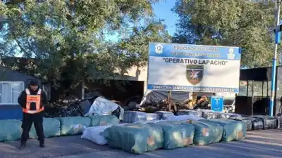 Secuestraron un cargamento de ropa en un control de rutina y el hallazgo complicó al transportista