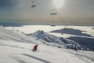 Las nevadas reactivaron el turismo en Bariloche y prometen esquí hasta fin de septiembre