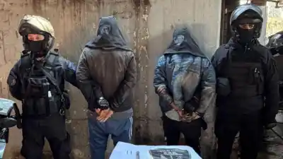 Intentaron esconder un cargador de pistola y terminaron aprehendidos en el Mercofrut