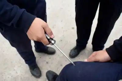 Pelea escolar en La Banda: un alumno terminó herido con un destornillador y el otro fue llevado a la comisaría