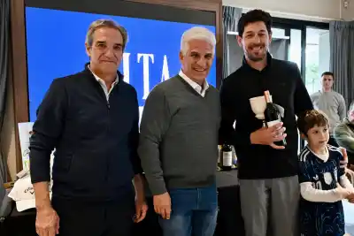 El día que Poggi cambió el despacho por el green: así coronó a los nuevos campeones del golf puntano