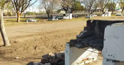 Vandalismo en San Rafael: destrozaron churrasqueras y luces LED en dos distritos