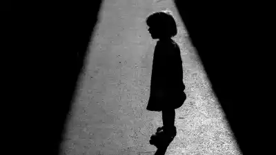 La hermana denunció a su mamá y a la pareja tras encontrar a la nena de 5 años sola y llorando