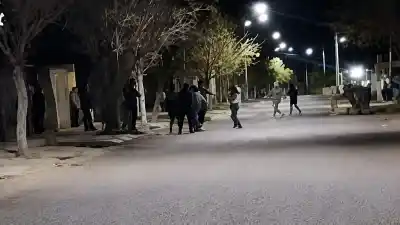 Una madre protegió a su hija de 5 años y recibió un balazo: el video de la brutal gresca