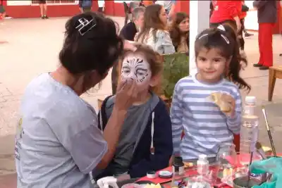Música, chocolate y un mural: así celebró Quique Club el Día de las Infancias