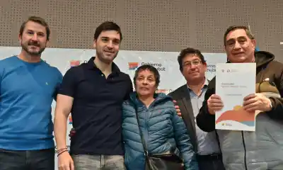 Tras 40 años de espera, 28 familias de Trelew firmaron las escrituras de sus casas