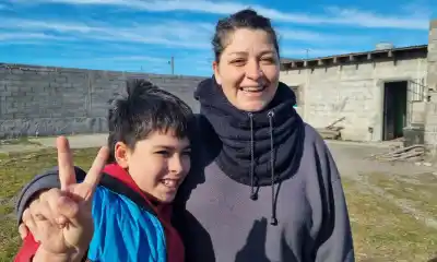 El proyecto vecinal que transforma un baldío de Rawson en una fábrica de verduras y comunidad