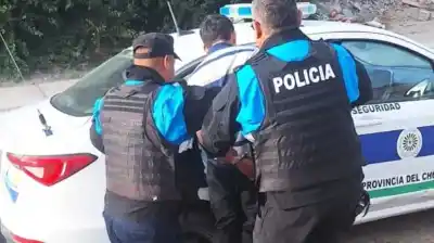 Violencia extrema en Trelew: un joven atacó a una policía y amenazó a los efectivos con quitarles el arma