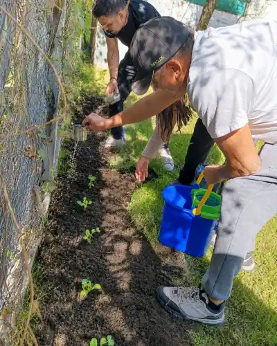 El taller gratuito que cada jueves reúne a los vecinos de Salsipuedes alrededor de la tierra