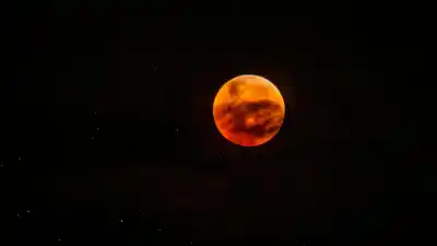 El cielo de Santiago se tiñe de rojo: cuándo y cómo ver la impresionante Luna de Sangre