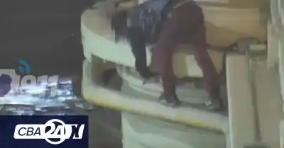 Las cámaras del 911 lo delataron: robaba reflectores del puente Centenario
