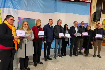 El día que Brinkmann se llenó de tecnología: 278 netbooks y más para las escuelas de San Justo