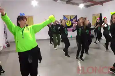 El ritmo que une a San Agustín: las clases de zumba que conquistan Paraná