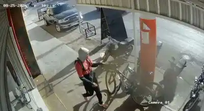 Se descuidó un segundo y su bici desapareció: las cámaras captaron todo