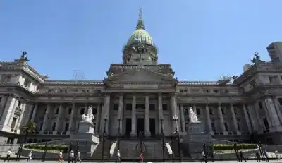 Caputo anuncia medidas en un miércoles que puede definir el rumbo del Gobierno