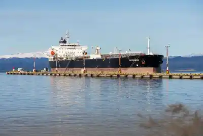 Un petrolero británico amarró en Ushuaia y la Provincia apunta contra Milei