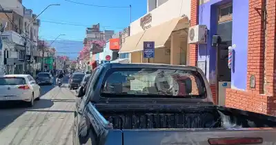 Denuncian que un concejal estaciona en el lugar de la ambulancia mientras su circuito sufre carencias