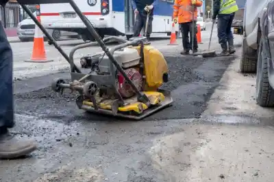 ¿Qué calles están siendo reparadas? El plan de bacheo que alivia el tránsito en pleno invierno