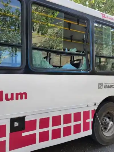 Atacaron a piedrazos un colectivo en San Juan y una pasajera terminó con cortes en la cara
