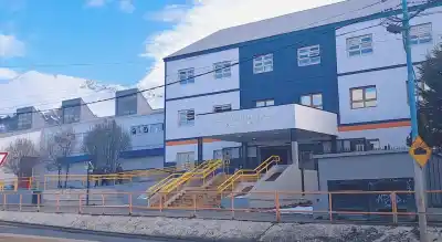 Sin clases desde antes del receso invernal: alumnos acampan frente a su colegio en Ushuaia y no tienen fecha de regreso