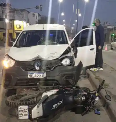 Impactante choque entre una camioneta y una moto en plena avenida Belgrano: qué pasó