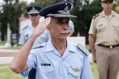 El mal paso del jefe de la Fuerza Aérea que obligó a la Cancillería a salir a aclarar la soberanía del Estrecho de Magallanes