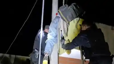 Quedó atrapado en un techo y la Policía tuvo que rescatarlo: su plan terminó en un video viral