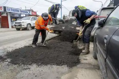 Operativo Invierno: la Municipalidad acelera el bacheo y detalla en qué calles de Ushuaia interviene