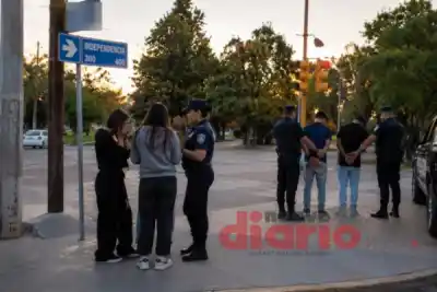 Dos hermanos manosearon a dos chicas en Plaza Sarmiento y quedaron en libertad por un detalle que nadie esperaba