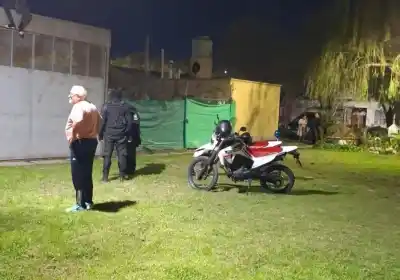Lo atraparon en el techo: la insólita escena que terminó con un hombre reducido por vecinos