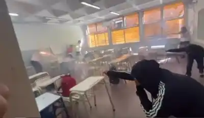Batalla de bengalas en plena clase: el peligroso video que sacudió a un colegio catamarqueño