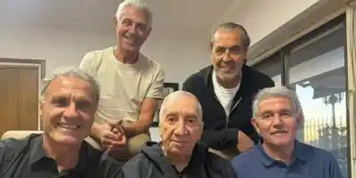 Un saludo que conmovió al fútbol: así celebraron los campeones del ’86 los 88 años de un maestro