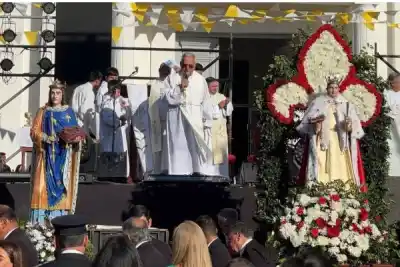 El cura que desafió la historia: sacó en procesión a San Luis Rey de Francia en plena crisis climática