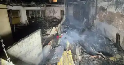 El fuego arrasó con un comercio de repuestos en Guaymallén y los bomberos lucharon contra las llamas durante horas