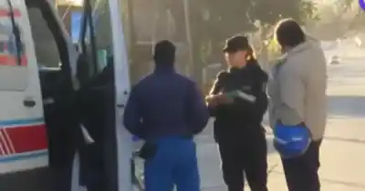 Impactante choque entre moto y auto en plena avenida San Martín: un joven y su pareja, los protagonistas