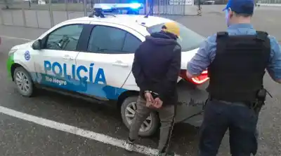 Saltó un portón para robar en el Autódromo de Roca pero la Policía lo atrapó: el detalle que lo delató