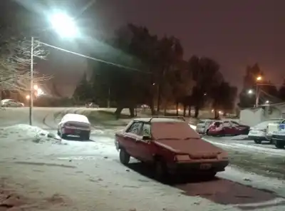 Bariloche amaneció bajo la nieve y las autoridades piden máxima precaución