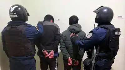 Cayó la noche en el barrio Siglo XXI y la policía encontró algo inesperado en una plaza