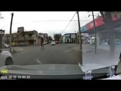 Una mujer cruzó con el semáforo en rojo y los conductores evitaron una tragedia
