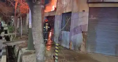Incendio en un local de repuestos de Guaymallón: el fuego amenazó una carpintería lindera y dejó pérdidas millonarias