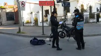 Impactante choque en San Martín al 2500: una pareja en moto terminó asistida tras chocar contra un auto