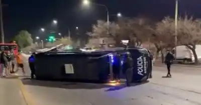 Vuelco en la Costanera: siete policías heridos tras el impacto de una Duster