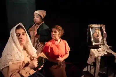 Tres mujeres, un mismo ruego: la obra que expone los mandatos que aún nos condicionan